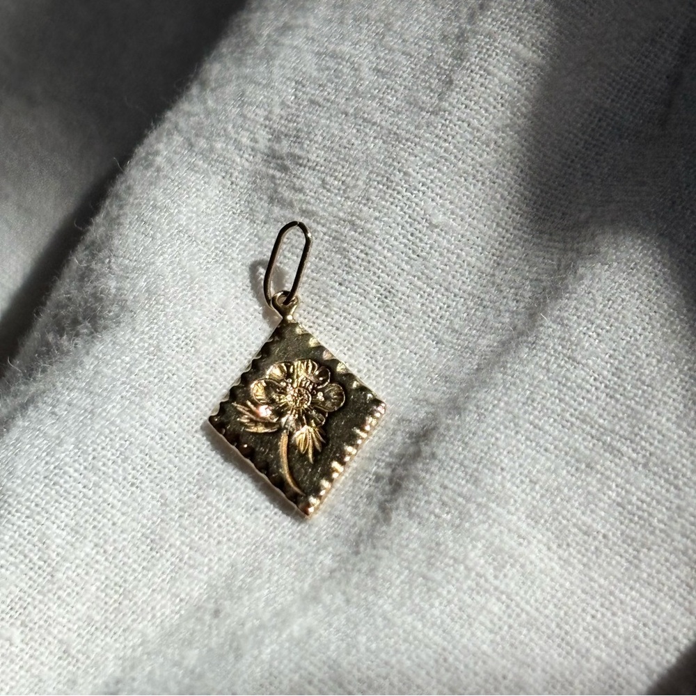 Catbird Anemone Charm Yellow Gold 14k